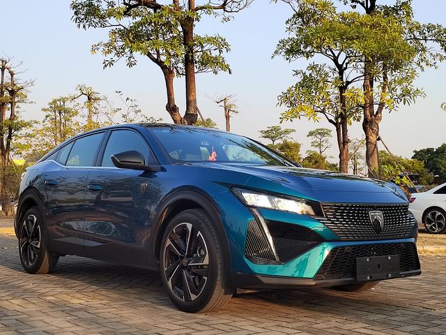 Hot Sale Factory Peugeot 408X Charm Edition Automatic Petrol Used Car 5 Seats SUV Petrol Gasoline Vehicle for Adult Car