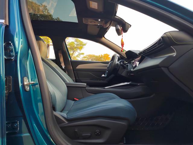 Hot Sale Factory Peugeot 408X Charm Edition Automatic Petrol Used Car 5 Seats SUV Petrol Gasoline Vehicle for Adult Car