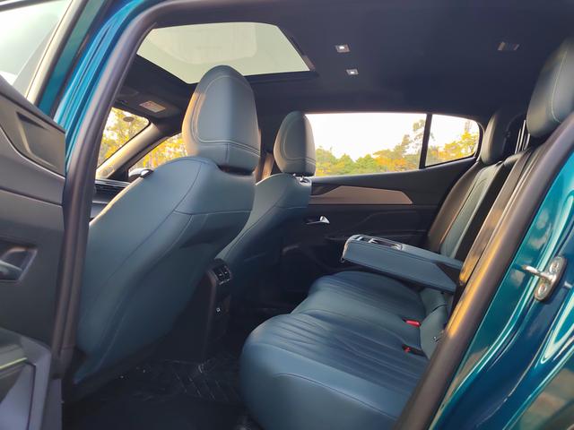 Hot Sale Factory Peugeot 408X Charm Edition Automatic Petrol Used Car 5 Seats SUV Petrol Gasoline Vehicle for Adult Car